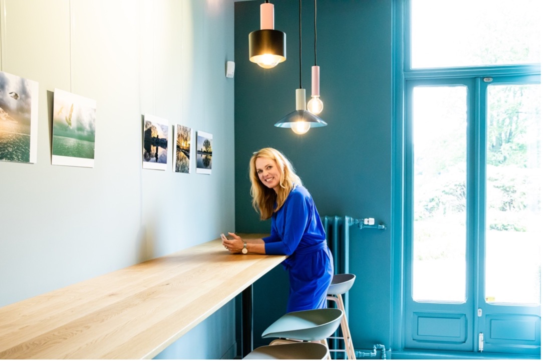 Nienke in haar kenmerkende blauwe jurk